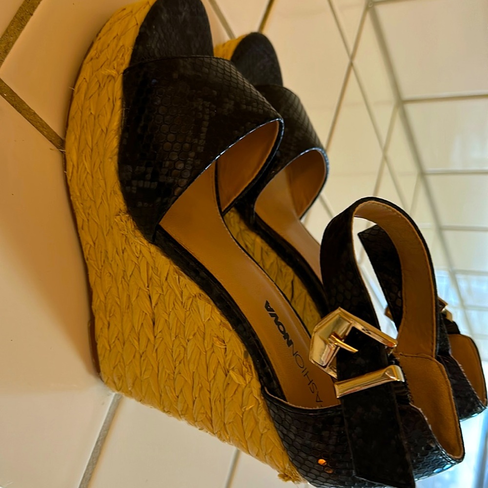 Fashion nova black snakeskin print sandals in black sz 8.5